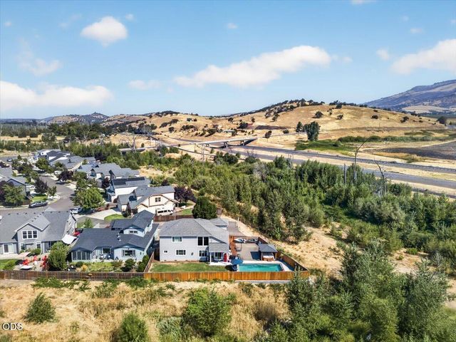 232 Willow Springs Drive, Talent, OR 97540