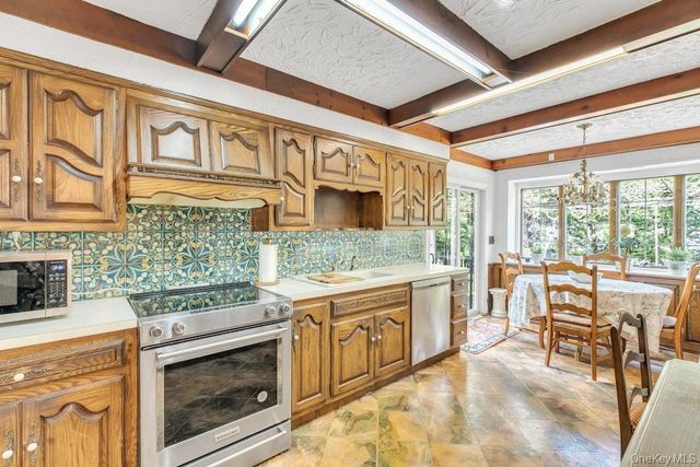 185 Whistler Road, Manhasset, NY 11030