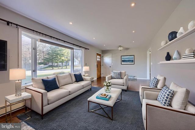 21 BITTERSWEET DR, Hershey, PA 17033