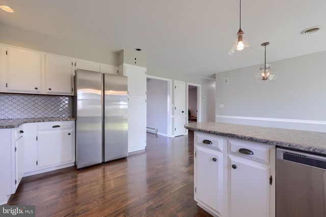 21 BITTERSWEET DR, Hershey, PA 17033