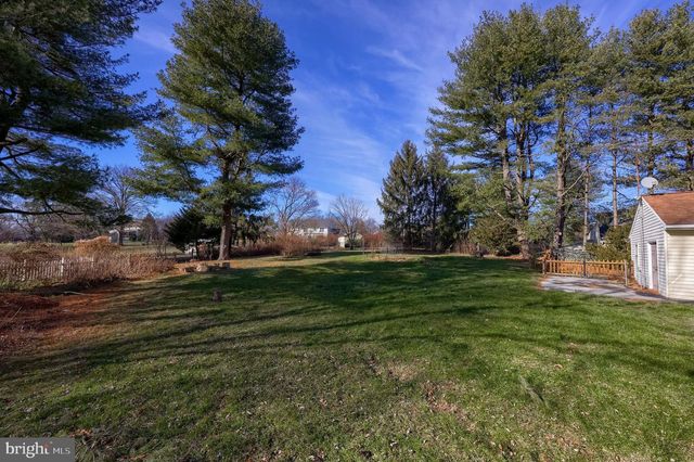 21 BITTERSWEET DR, Hershey, PA 17033