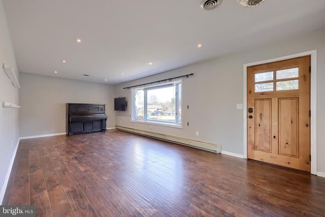 21 BITTERSWEET DR, Hershey, PA 17033