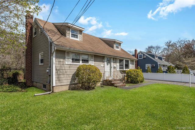 384 S 11th Street, Lindenhurst, NY 11757