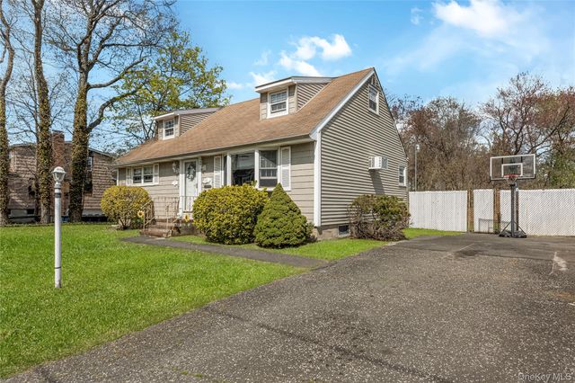 384 S 11th Street, Lindenhurst, NY 11757