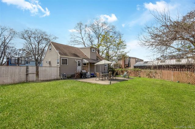 384 S 11th Street, Lindenhurst, NY 11757