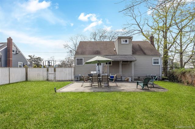 384 S 11th Street, Lindenhurst, NY 11757