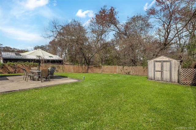 384 S 11th Street, Lindenhurst, NY 11757