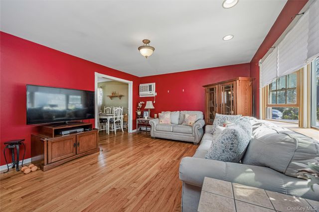 384 S 11th Street, Lindenhurst, NY 11757