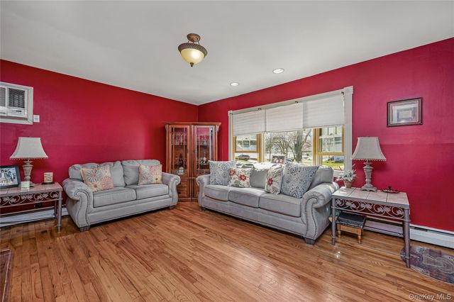 384 S 11th Street, Lindenhurst, NY 11757