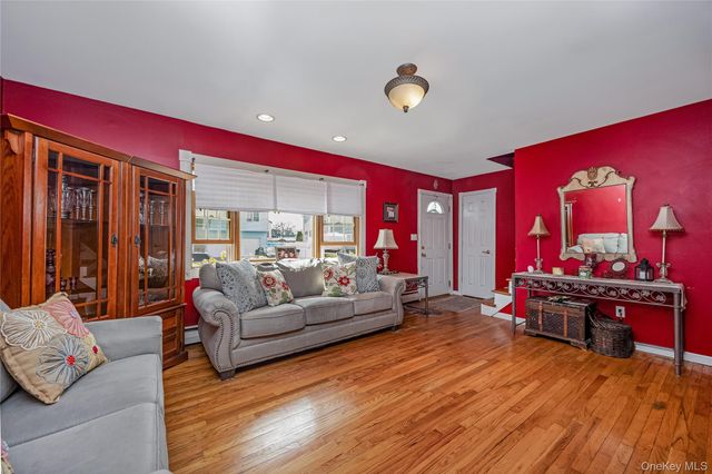 384 S 11th Street, Lindenhurst, NY 11757