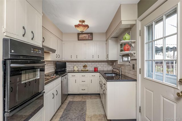 384 S 11th Street, Lindenhurst, NY 11757