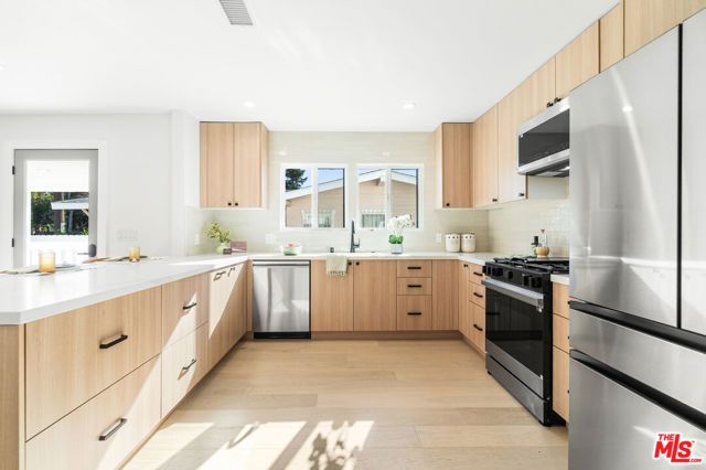 123 N Harvard Boulevard, Los Angeles, CA 90004