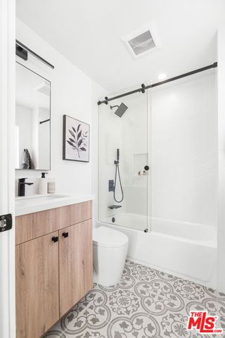 123 N Harvard Boulevard, Los Angeles, CA 90004