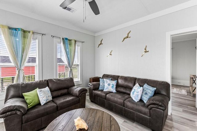 986 Edson Drive, Gilchrist, TX 77617