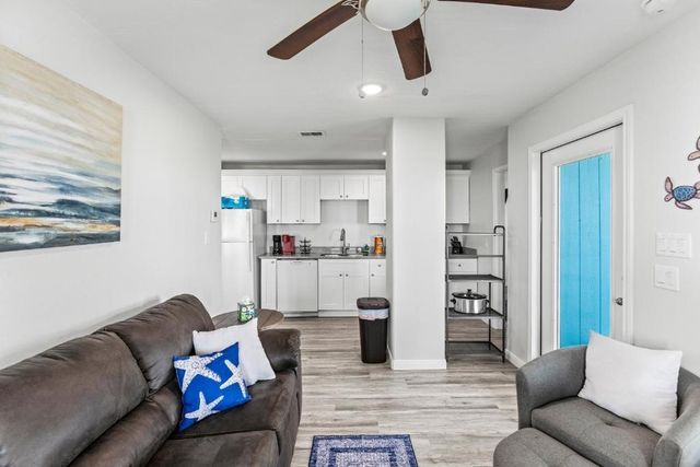 986 Edson Drive, Gilchrist, TX 77617