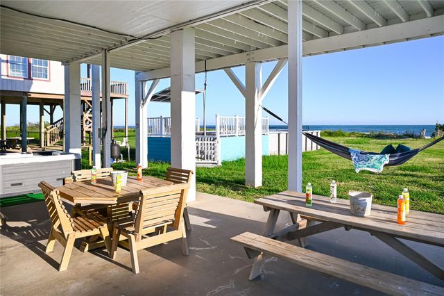 986 Edson Drive, Gilchrist, TX 77617