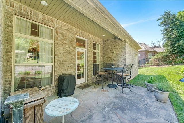 2529 N Candlewood Drive, Fayetteville, AR 72703