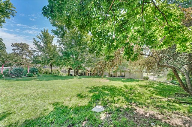 2529 N Candlewood Drive, Fayetteville, AR 72703