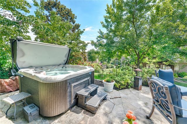 2529 N Candlewood Drive, Fayetteville, AR 72703