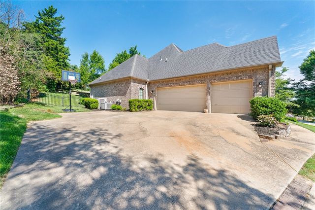 2529 N Candlewood Drive, Fayetteville, AR 72703