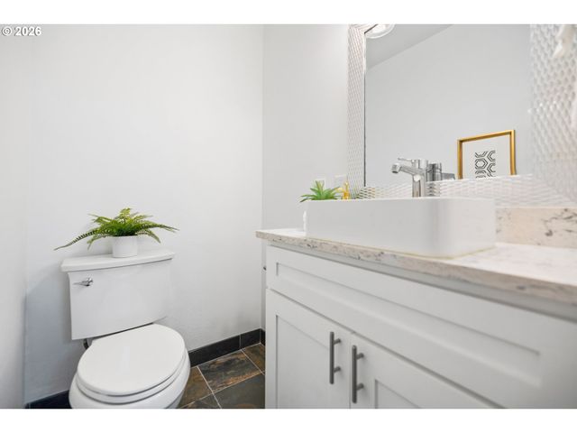 4937 Sw HUMPHREY PARK Rd, Portland, OR 97221