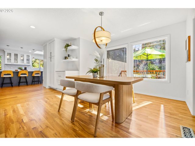 4937 Sw HUMPHREY PARK Rd, Portland, OR 97221