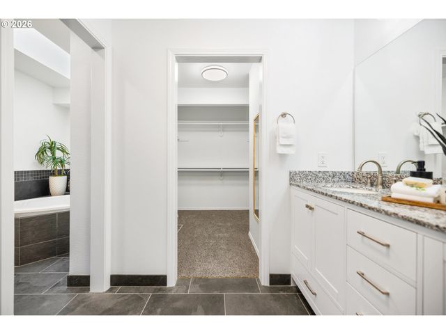 4937 Sw HUMPHREY PARK Rd, Portland, OR 97221