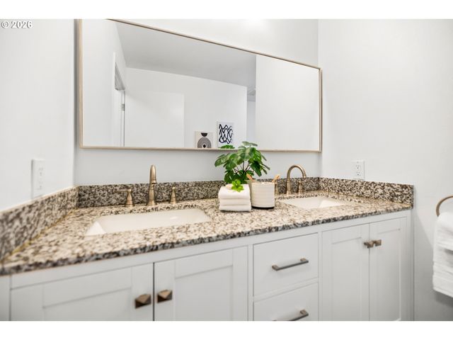 4937 Sw HUMPHREY PARK Rd, Portland, OR 97221