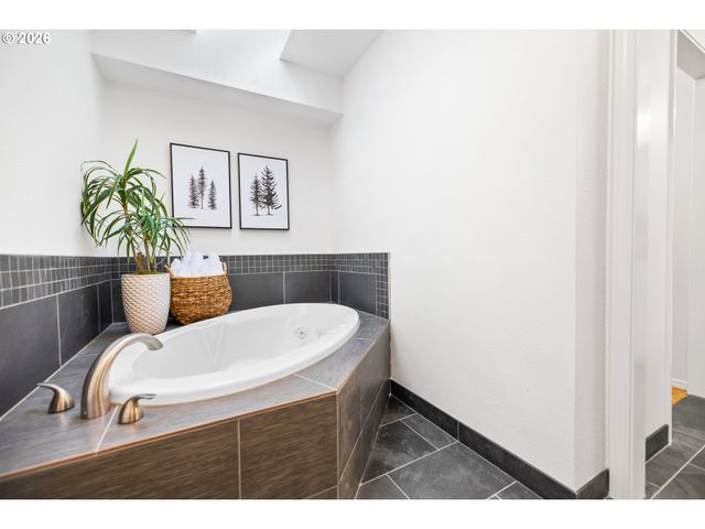 4937 Sw HUMPHREY PARK Rd, Portland, OR 97221