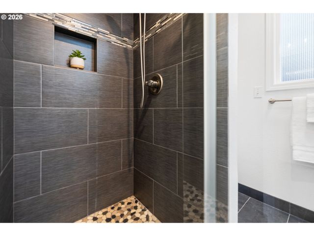 4937 Sw HUMPHREY PARK Rd, Portland, OR 97221