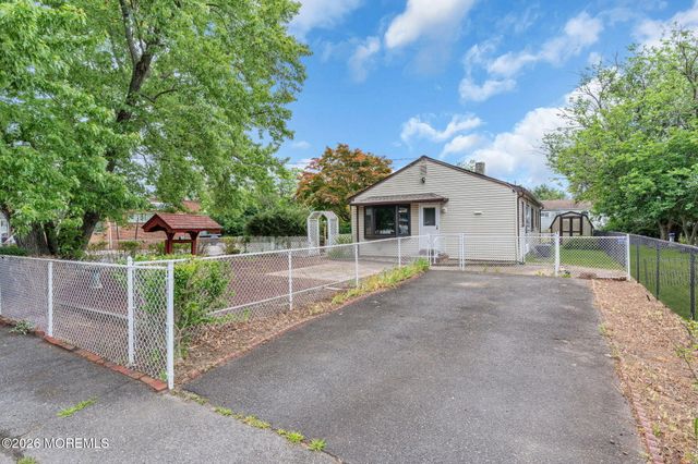 73 Locker Street, Beachwood, NJ 08722