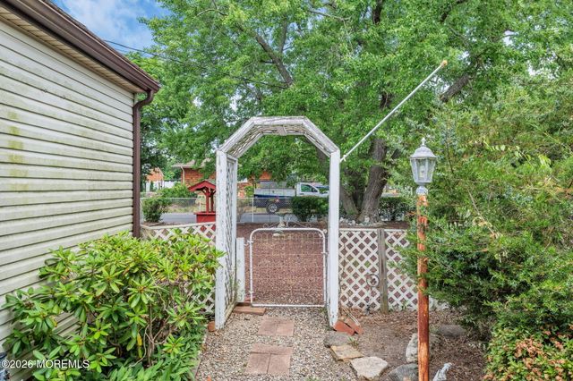 73 Locker Street, Beachwood, NJ 08722