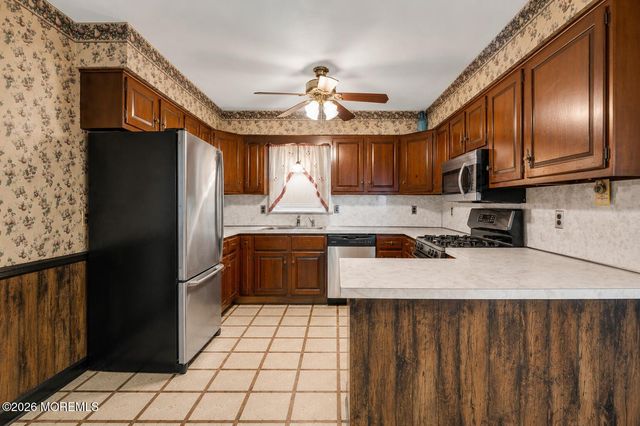 73 Locker Street, Beachwood, NJ 08722