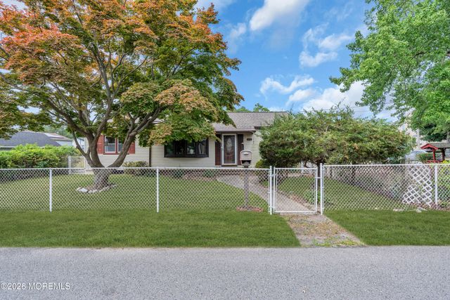 73 Locker Street, Beachwood, NJ 08722