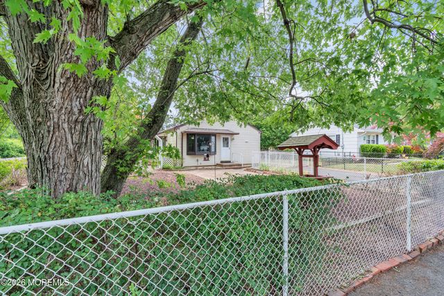73 Locker Street, Beachwood, NJ 08722