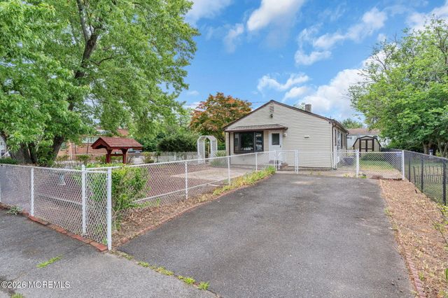 73 Locker Street, Beachwood, NJ 08722