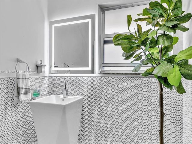 840 S Southlake Drive, Hollywood, FL 33019