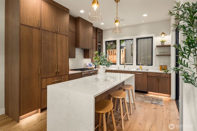 5916 108th Avenue NE, Kirkland, WA 98033