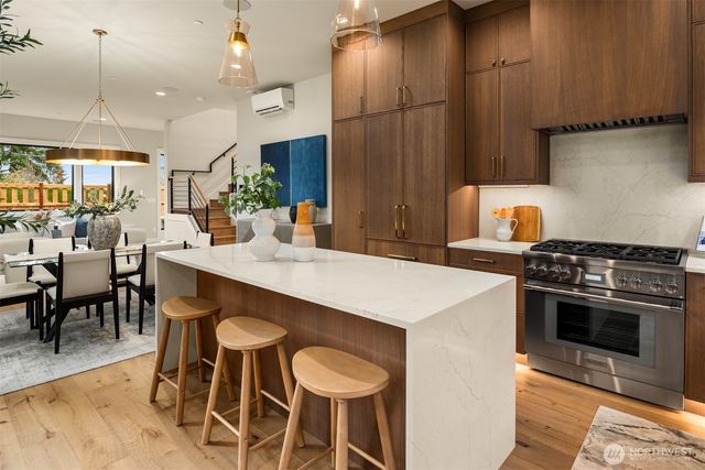 5916 108th Avenue NE, Kirkland, WA 98033