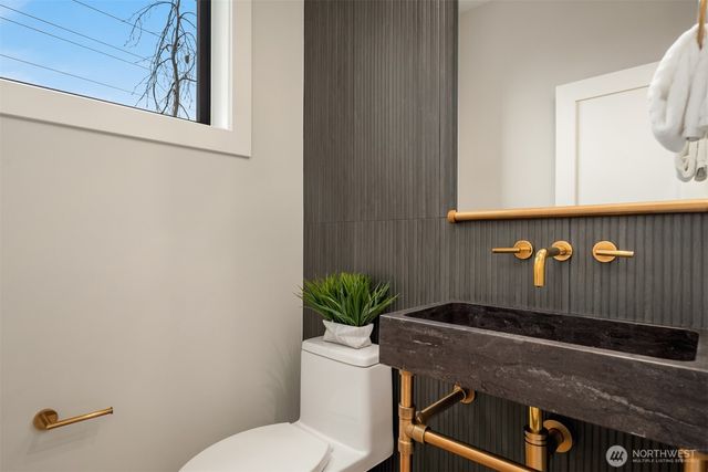 5916 108th Avenue NE, Kirkland, WA 98033