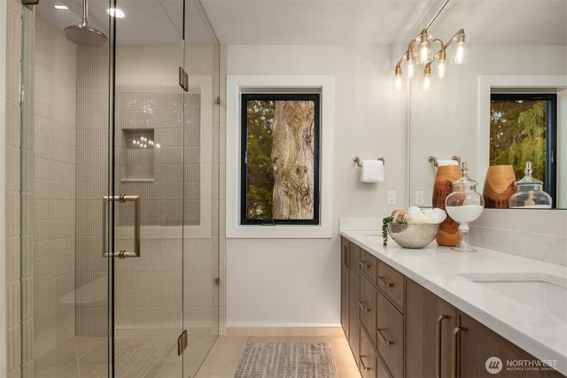 5916 108th Avenue NE, Kirkland, WA 98033