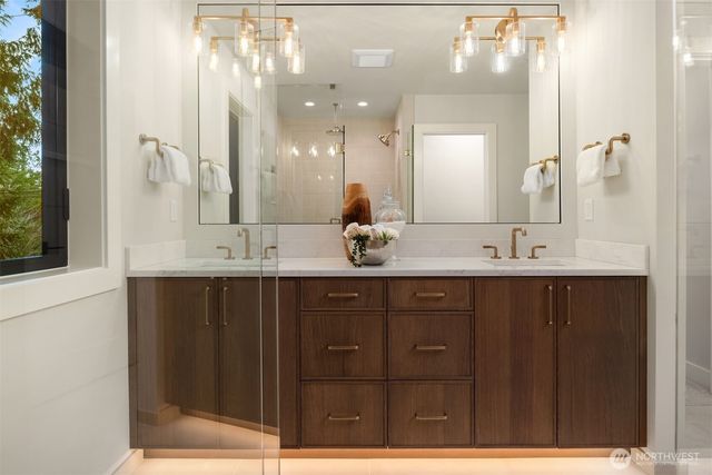 5916 108th Avenue NE, Kirkland, WA 98033