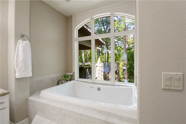 562 Winding Spring Drive, Fayetteville, AR 72703