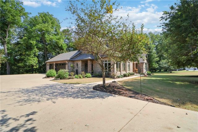 562 Winding Spring Drive, Fayetteville, AR 72703