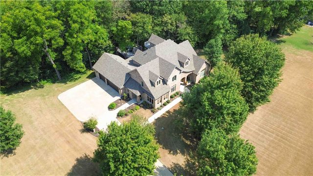 562 Winding Spring Drive, Fayetteville, AR 72703