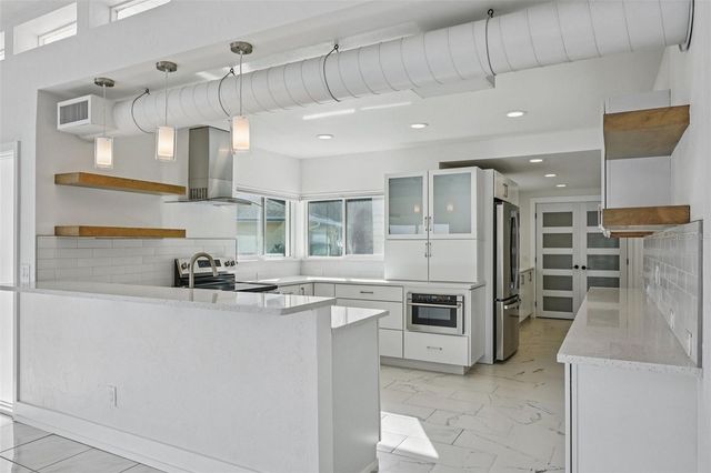 11055 6TH STREET E, Treasure Island, FL 33706