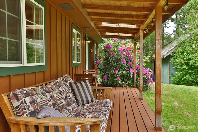 6939 Old Wagon Road, Clinton, WA 98236