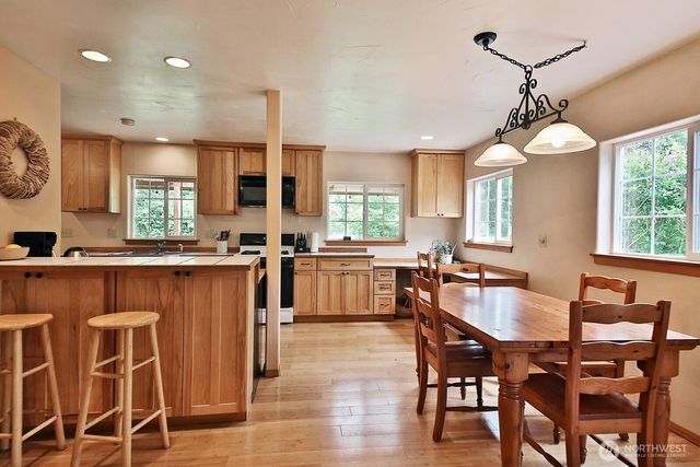 6939 Old Wagon Road, Clinton, WA 98236