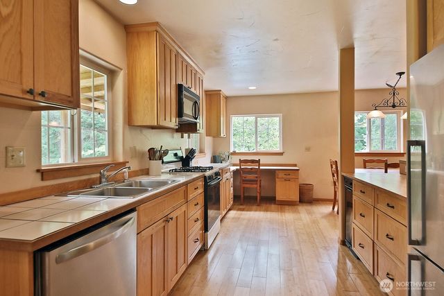 6939 Old Wagon Road, Clinton, WA 98236