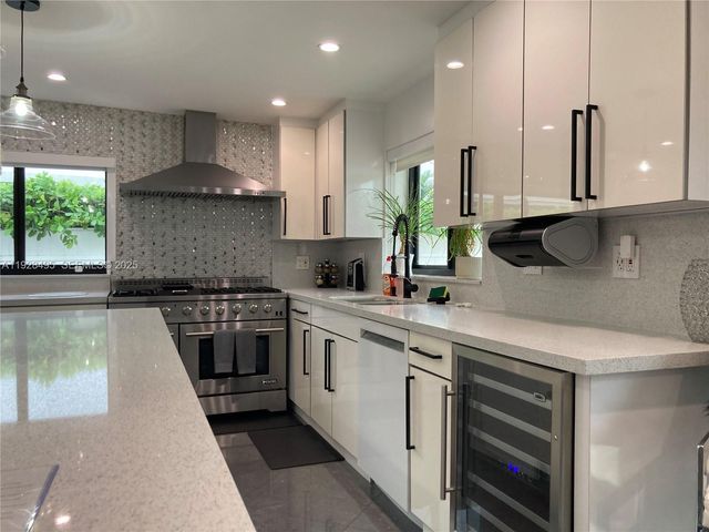 7524 Mutiny Ave, North Bay Village, FL 33141